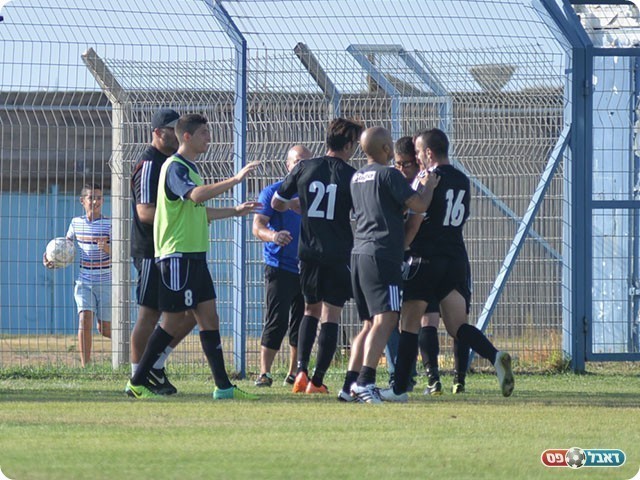 שחקני נשר חוגגים את השער (ארנון לוי)